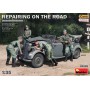 MiniArt 1/35 Repairing on the Road (Typ 170V Personenwagen Cabrio & 4 Figures)